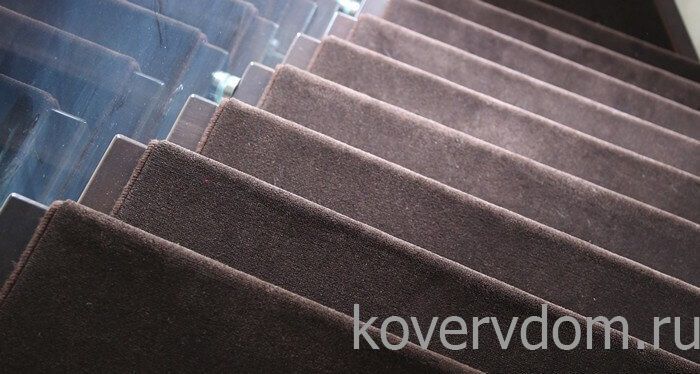 Однотонная ковровая дорожка NBLS-990 с укладкой на лестницу Однотонная ковровая дорожка NBLS-990 с укладкой на лестницу